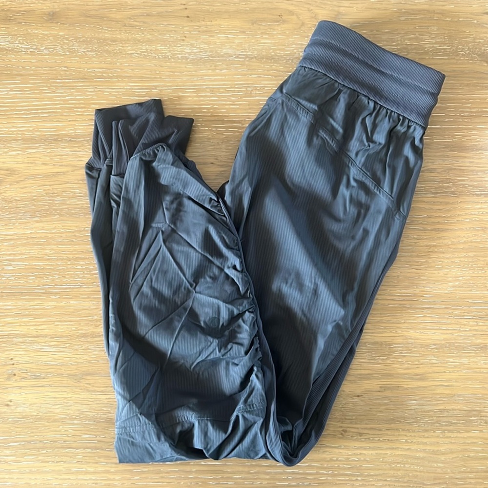 EUC lululemon dance studio jogger crop - Size 6